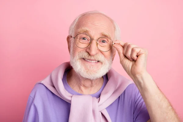 Portrait photo de grand-père portant des lunettes souriant en tenue décontractée isolée sur fond rose pastel — Photo