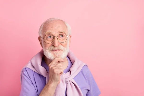 Фотопортрет мечтательный вдумчивый пенсионер глядя пустое пространство касаясь подбородка изолированы на пастельно-розовый цвет фона — стоковое фото
