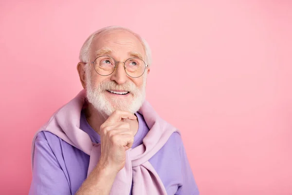 Foto-Porträt von verträumten Rentner suchen leeren Raum berühren Kinn lächelnd isoliert auf pastellrosa Hintergrund — Stockfoto