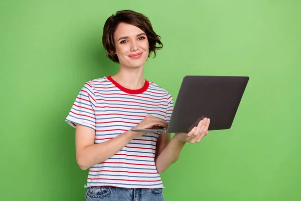 Retrato de atractiva chica alegre copywriter sosteniendo en las manos utilizando el ordenador portátil aislado sobre fondo de color pastel verde —  Fotos de Stock