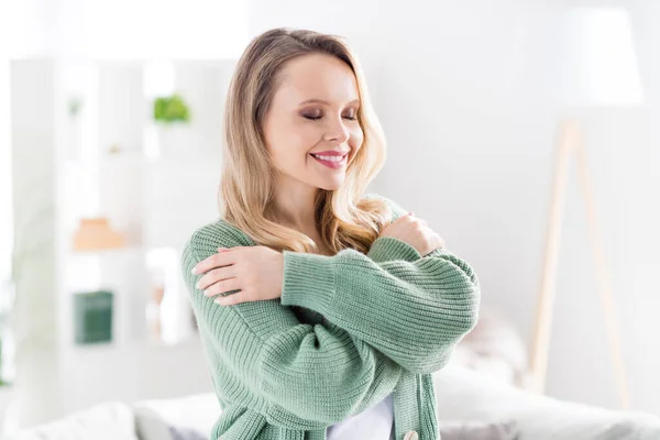 Foto van jonge aantrekkelijke vrouw gelukkig positieve glimlach knuffel zichzelf warm zachte droom comfort gezellig binnen — Stockfoto