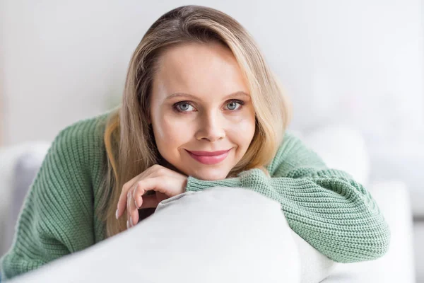 Foto de jovem atraente mulher alegre feliz sorriso positivo descanso relaxar fim de semana sentar sofá sonho desfrutar de casa — Fotografia de Stock