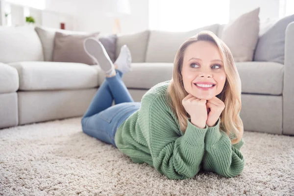 Portret van een aantrekkelijke rustige dromerige vrolijke meisje liggend op de vloer fantaseren thuis licht wit plat binnen — Stockfoto