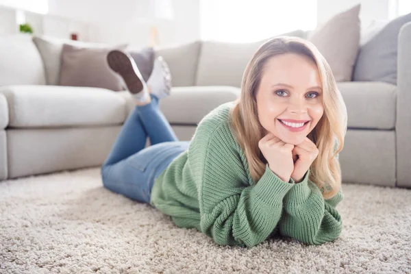 Volledig lichaam profiel zijkant foto van jonge vrouw gelukkig positief glimlach liggend vloer rust ontspannen comfort droom huis — Stockfoto