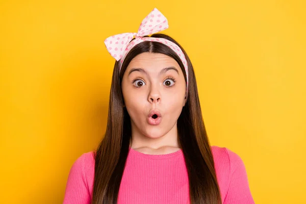 Фото очаровательной впечатленной школьницы носить розовую футболку большие глаза изолированы желтый цвет фона — стоковое фото