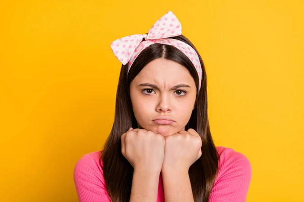 照片上，生气的女生穿着粉色T恤衫，双手叉腰下巴，黄褐色背景 — 图库照片