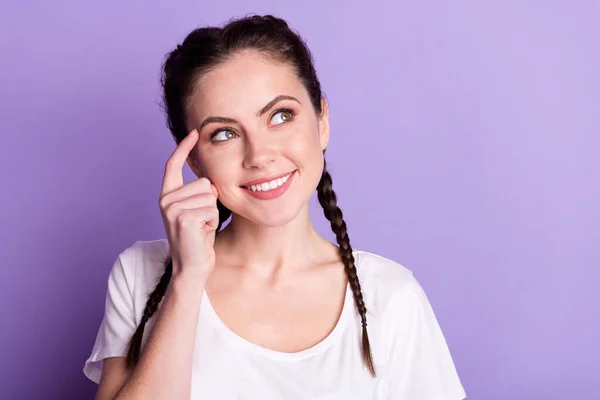 Porträtt av charmiga positiv person finger på tempel toothy leende ser tomt utrymme isolerad på lila färg bakgrund — Stockfoto