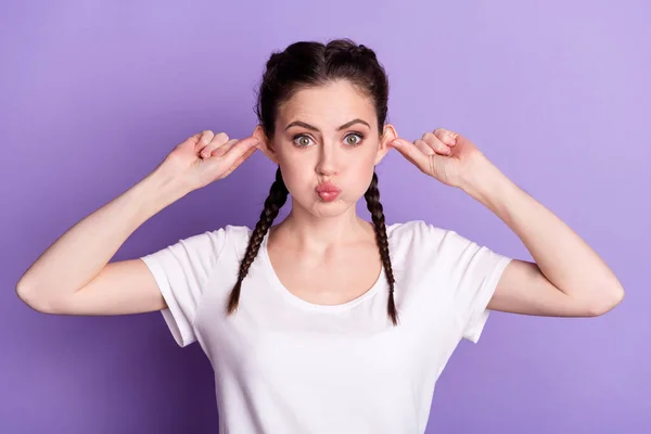 Фото смешной глупой молодой женщины сделать фанки лицо держать уши губы надутые изолированы на фиолетовом фоне цвета — стоковое фото