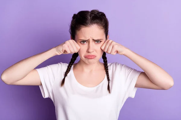Fénykép fiatal lány boldogtalan szomorú szomorú sírás stresszes depressziós probléma sikertelen elszigetelt felett lila színű háttér — Stock Fotó
