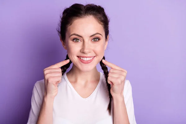 幸せな正の素敵な女性の笑顔ポイント指歯歯科広告上の分離紫色の背景 — ストック写真
