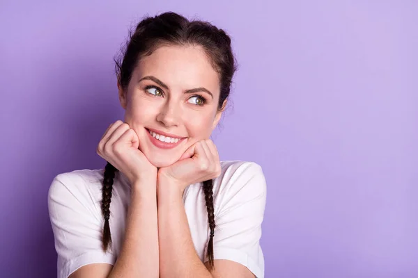 Foto de atraente sonhador jovem mulher bom humor sorriso olhar espaço vazio isolado no fundo cor roxa — Fotografia de Stock