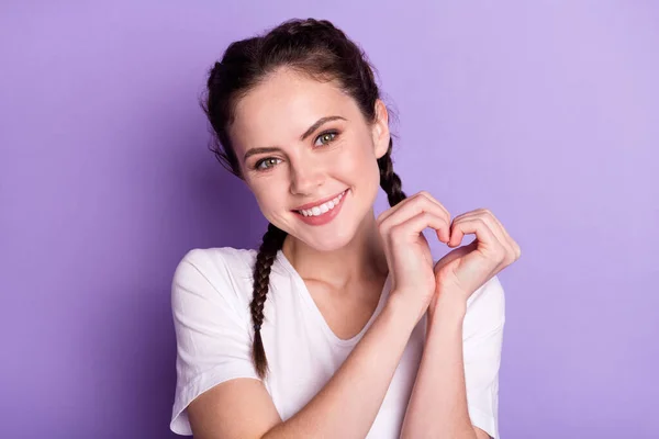 Foto de menina feliz sorriso positivo mostrar mãos coração símbolo amor sentimentos isolados sobre cor violeta fundo — Fotografia de Stock