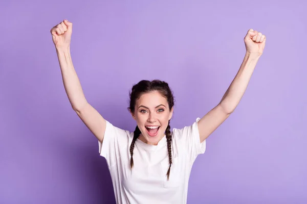 Foto da menina feliz sorriso positivo regozijar-se ganhar punhos vitória mãos isoladas sobre fundo cor violeta — Fotografia de Stock