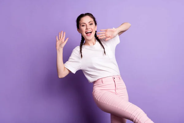 Foto de niña feliz sonrisa positiva divertirse mano ola hola aislado sobre fondo de color violeta —  Fotos de Stock