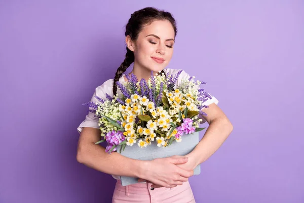 Foto de niña feliz sonrisa positiva abrazo flores grandes ramo primavera aislado sobre fondo de color violeta —  Fotos de Stock