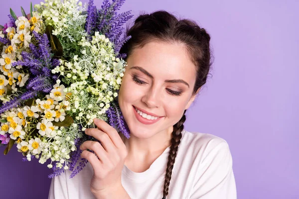 Foto de linda chica alegre mirada brazo dedos toque flores silvestres radiante sonrisa aislada sobre fondo de color violeta — Foto de Stock