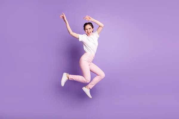 Perfil de cuerpo completo lado de la foto de la joven atractiva sonrisa feliz positivo saltar aislado sobre fondo de color violeta — Foto de Stock