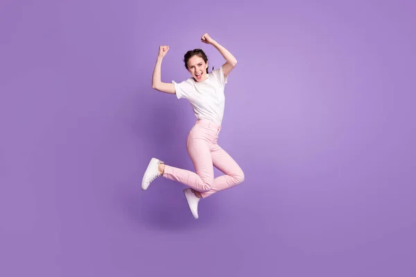 Full body foto van funky vrolijke jonge vrouw spring omhoog goed humeur winnaar geïsoleerd op violet kleur achtergrond — Stockfoto