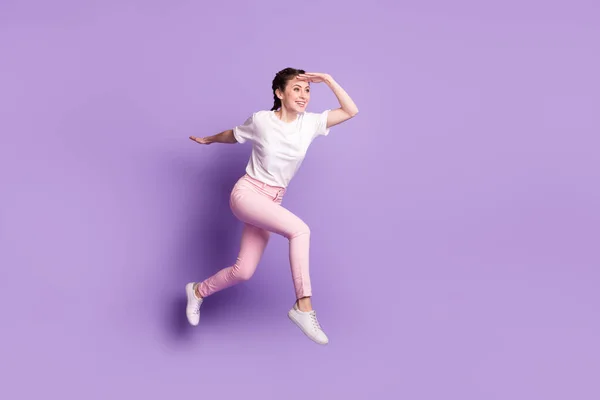 Perfil de corpo inteiro foto lateral da menina feliz sorriso positivo salto correr olhar para a frente venda isolado sobre cor violeta fundo — Fotografia de Stock