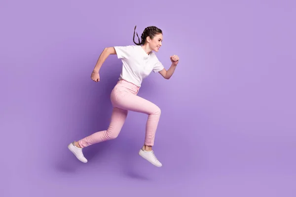 Perfil de cuerpo completo lado de la foto de la chica atractiva joven feliz sonrisa positiva salto carrera prisa aislado sobre fondo de color violeta —  Fotos de Stock