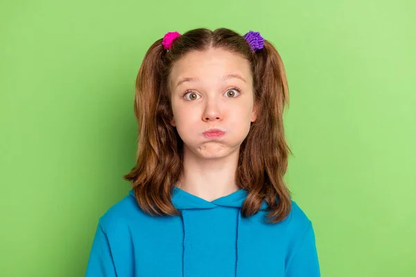 Foto de jovem alegre menina alegre funky prender bochechas bom humor isolado no fundo de cor verde — Fotografia de Stock