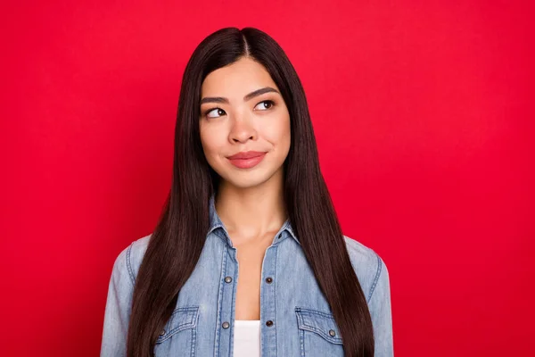 Foto di giovane bella ragazza cinese felice sorriso positivo sogno guardare lo spazio vuoto isolato su sfondo di colore rosso — Foto Stock