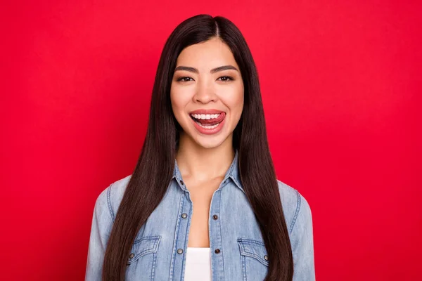 Foto di giovane attraente ragazza asiatica felice sorriso positivo leccare denti lingua gustoso dessert isolato su sfondo di colore rosso — Foto Stock