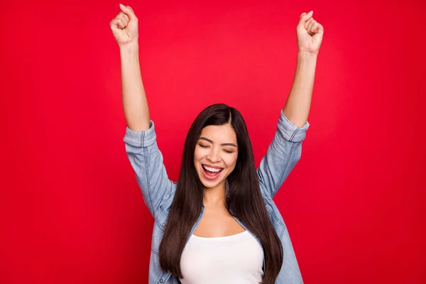 Portret van aantrekkelijke dromerig vrolijk meisje met plezier vieren goed humeur geïsoleerd over helder rood kleur achtergrond — Stockfoto