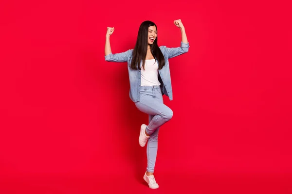 Pleine longueur vue de la taille du corps de jolie fille chanceuse gaie rêveuse ayant plaisir à se réjouir isolé sur fond de couleur rouge vif — Photo