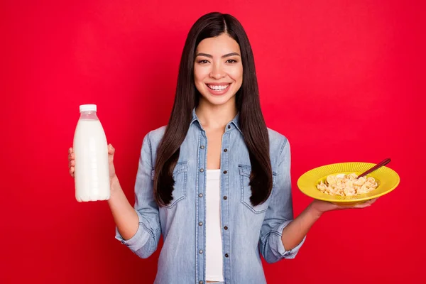 魅力的な陽気な女の子の肖像朝の食事を飲むkefir良い気分は、明るい赤の色の背景に隔離された — ストック写真