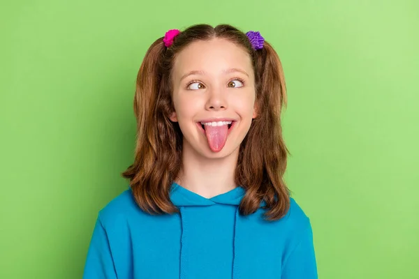 Фото фанки счастливой веселой маленькой девочкой сделать смешное лицо хорошее настроение дурачить изолированы на зеленом фоне — стоковое фото