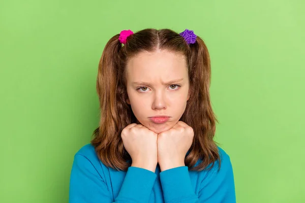 Foto de infeliz chateado jovem menina segurar mãos punhos rosto mau humor isolado no fundo de cor verde — Fotografia de Stock