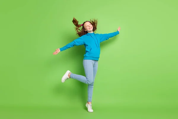 Teljes méretű fotó boldog vidám álmodozó lány néz üres hely légy haj elszigetelt zöld színű háttér — Stock Fotó