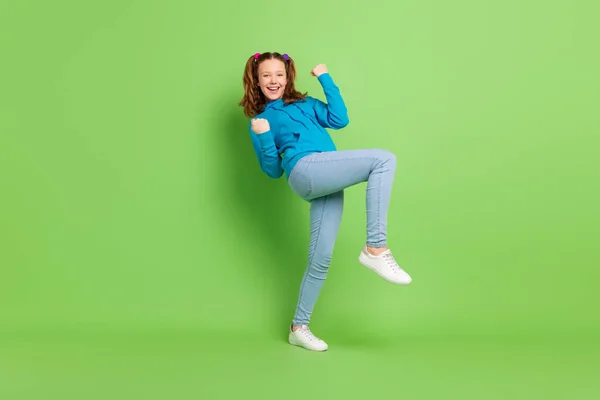 Full size foto di positivo allegro felice ragazza adolescente vincitore celebrare sorriso isolato su sfondo di colore verde — Foto Stock