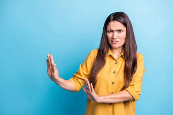 Foto retrato de morena com cabelos longos em camisa amarela se recusando a rejeitar isolado em fundo de cor azul vibrante — Fotografia de Stock