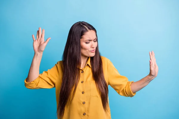 Foto van schattige positieve dame gesloten ogen dansen verhogen handen palmen geïsoleerd op blauwe kleur achtergrond — Stockfoto