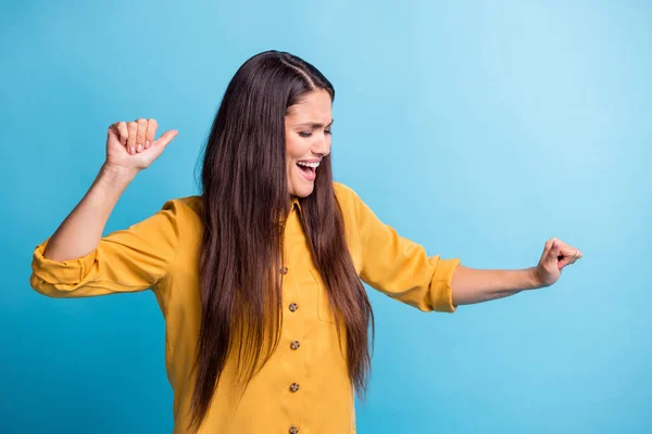 Foto retrato de morena con el pelo largo bailando feliz en la fiesta riendo aislado sobre fondo de color azul brillante — Foto de Stock