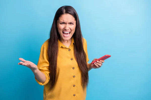 Fotoporträt einer wütenden Frau, die ihr Smartphone in der Hand hält und ruft, dass Konflikte unglücklich isoliert auf lebendigem blauem Hintergrund sind — Stockfoto