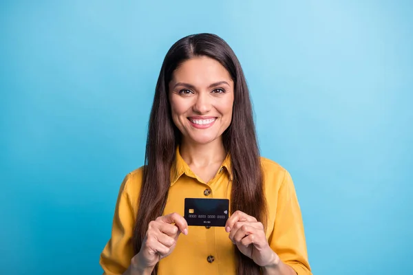 Photo portrait of business woman smiling holding debit plastic card isolated on vibrant blue color background — Stock Photo, Image