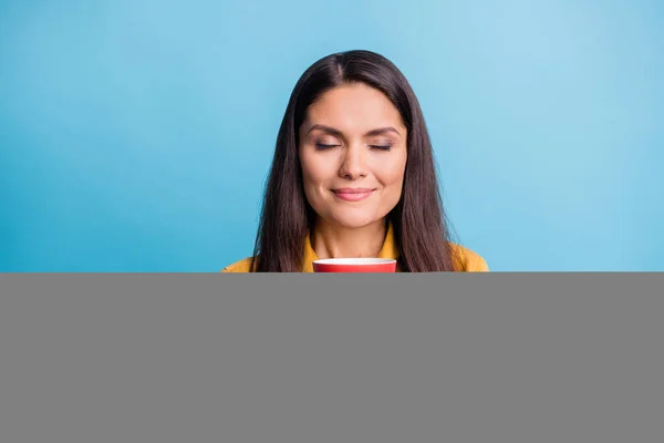 Foto porträtt av drömmande kvinna njuter av varm kaffe arom slutna ögon isolerade på levande blå färg bakgrund — Stockfoto