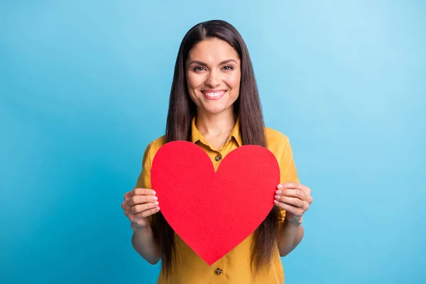 Retrato de muito alegre senhora braços segurar papel coração cartão postal dente sorriso isolado no fundo de cor azul — Fotografia de Stock