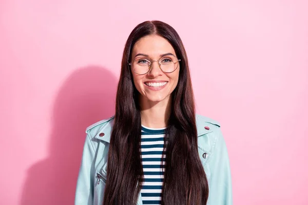 Foto van vrolijke charmante aantrekkelijke jonge vrouw dragen bril geïsoleerd op pastel roze kleur achtergrond — Stockfoto