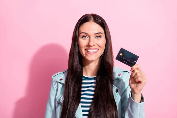 Foto av charmig glad ung kvinna hålla kreditkort gott humör isolerad på pastell rosa färg bakgrund — Stockfoto