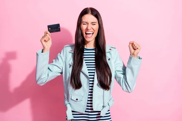 Foto de mujer encantadora feliz triunfante celebrar ganar celebrar tarjeta de débito de plástico aislado en el fondo de color rosa —  Fotos de Stock