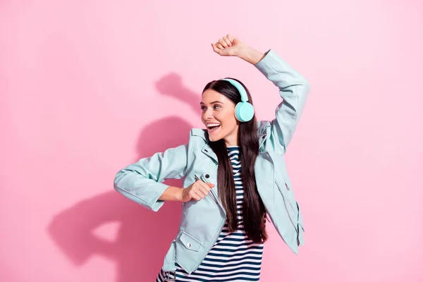 Foto de funky dreamy girl dance desgaste auriculares mirada espacio vacío levantar las manos aisladas sobre fondo de color rosa — Foto de Stock