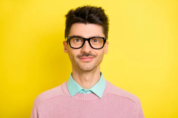 Foto de joven guapo hombre feliz sonrisa positiva confiado usar gafas aisladas sobre fondo de color amarillo — Foto de Stock