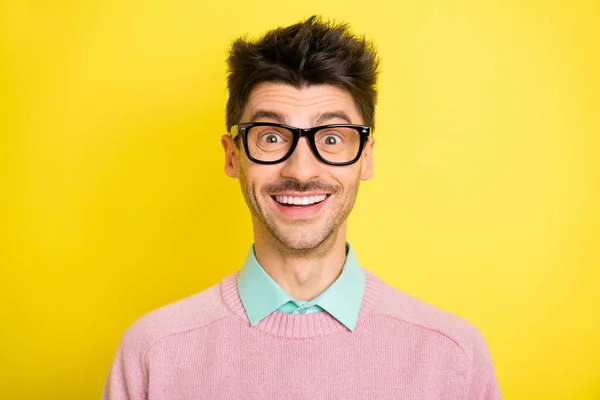 Фото молодого красавца счастливого веселого позитивного хорошего настроения улыбающегося человека в очках изолированного на желтом фоне — стоковое фото