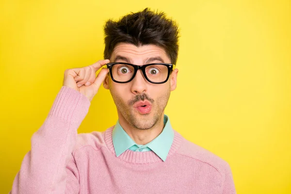Fotografie mladého pohledný vážně šokovaný překvapený muž v funky brýle izolované na žlutém pozadí — Stock fotografie