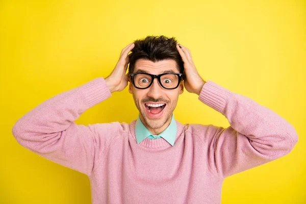 Foto de joven feliz emocionado loco sorprendido hombre sorprendido en gafas grito ver gran venta aislado sobre fondo de color amarillo —  Fotos de Stock