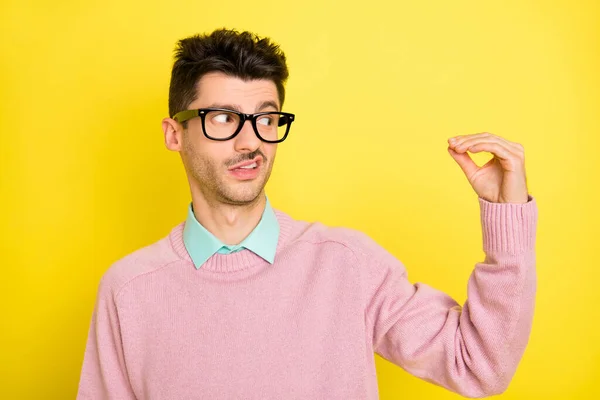 Foto van jonge ongelukkige overstuur onzekere twijfelachtige man in bril spreken met pratende hand geïsoleerd op gele kleur achtergrond — Stockfoto